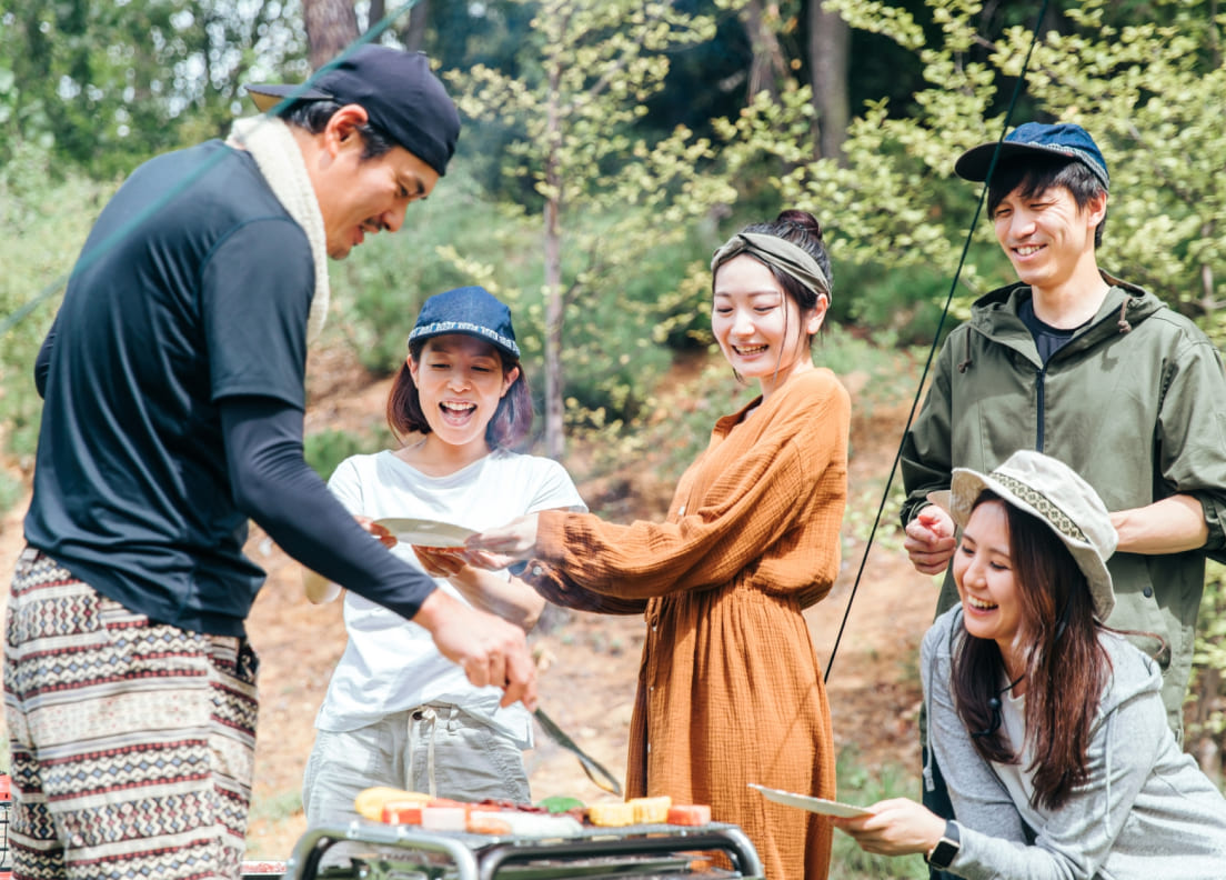 5人の男女がBBQを楽しむ写真