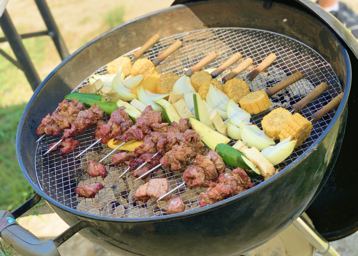 肉や野菜を焼いている様子