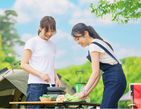 キャンプを楽しむ女性ふたり