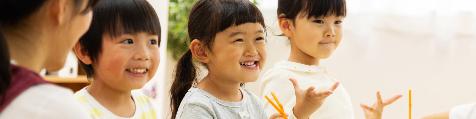 男の子と女の子が笑顔で食事をしている写真