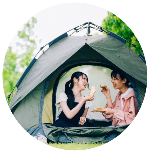 女性二人がテントに居る写真